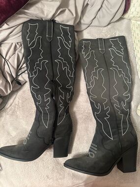 Tall Black Western-Style Women's Boots with Embroidered Detail